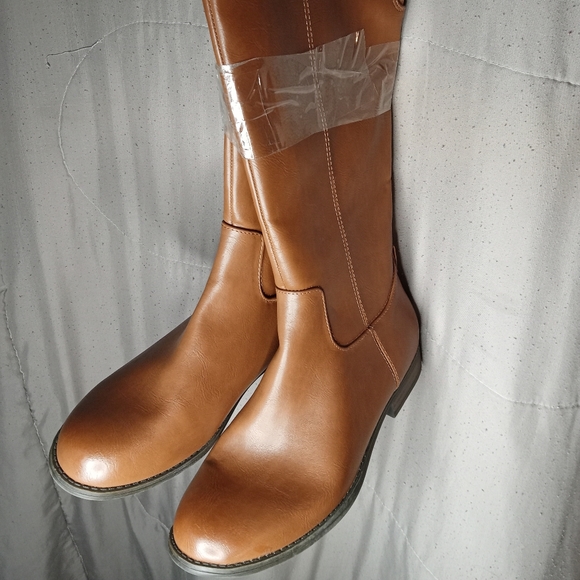 Boots - Picture 2 of 6